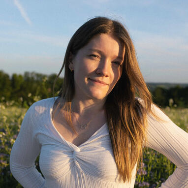 Sophie van Oers: a bilingual female voice actress.