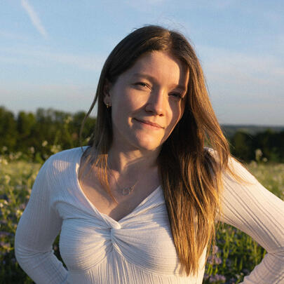 Sophie van Oers: a bilingual female voice actress.